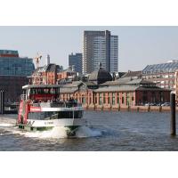 351_04 Eine Hafenfähre hat vom Anleger Fischmarkt Altona abgelegt und fährt Richtung St. Pauli. | Grosse Elbstrasse - Bilder vom Altonaer Hafenrand.